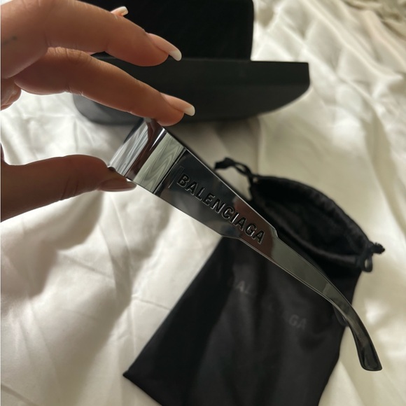 BALENCIAGA MONO RECTANGLE SUNGLASSES IN SILVER - Picture 2 of 5